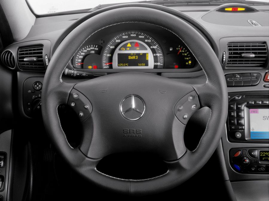 Панель приборов Mercedes-Benz C32 AMG 2001 года  (фото 9 из 14)